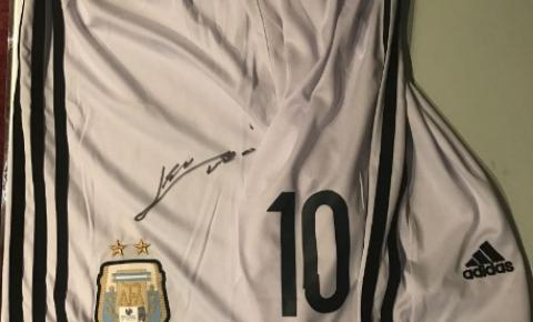 O Jogador de futebol Lionel Messi presenteia com short autografado a ONG fundada pelo artista plástico e empresário, Fabrizio Del Prete 
