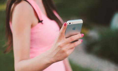 Você sabia que o jeito de segurar seu celular fala muito sobre você?